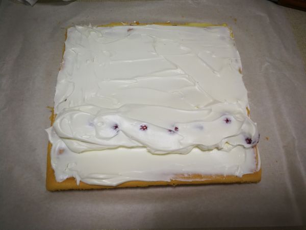 彩绘草莓蛋糕卷