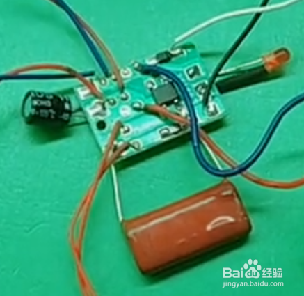如何制作太阳能充电的灯