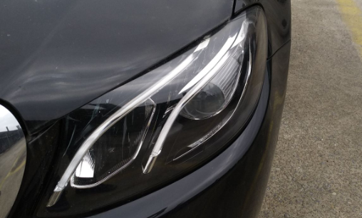 奔驰时间买的不久大灯怎么会刮横