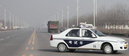 车辆临时靠边停车后准备起步怎么做