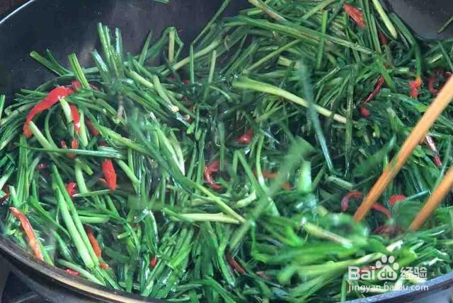 家庭自制红椒炒韭菜