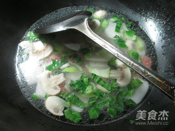 蘑菇青菜火腿肠年糕汤