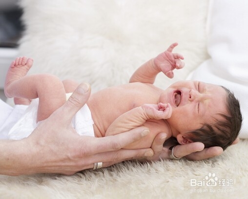 如何对新生儿的脐带进行护理