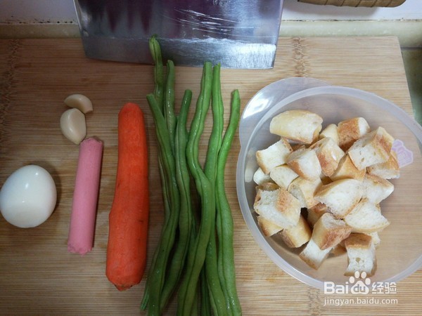 豆角丁炒面包的做法