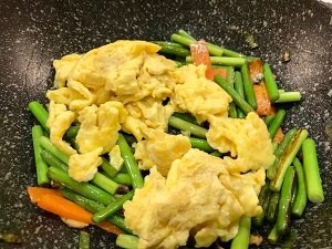 蒜苔炒鸡蛋的做法