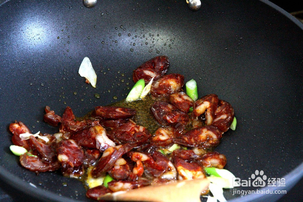 蒜苔炒腊肠的做法