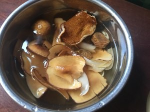 润肺去燥的雪梨无花果海底椰瘦肉汤