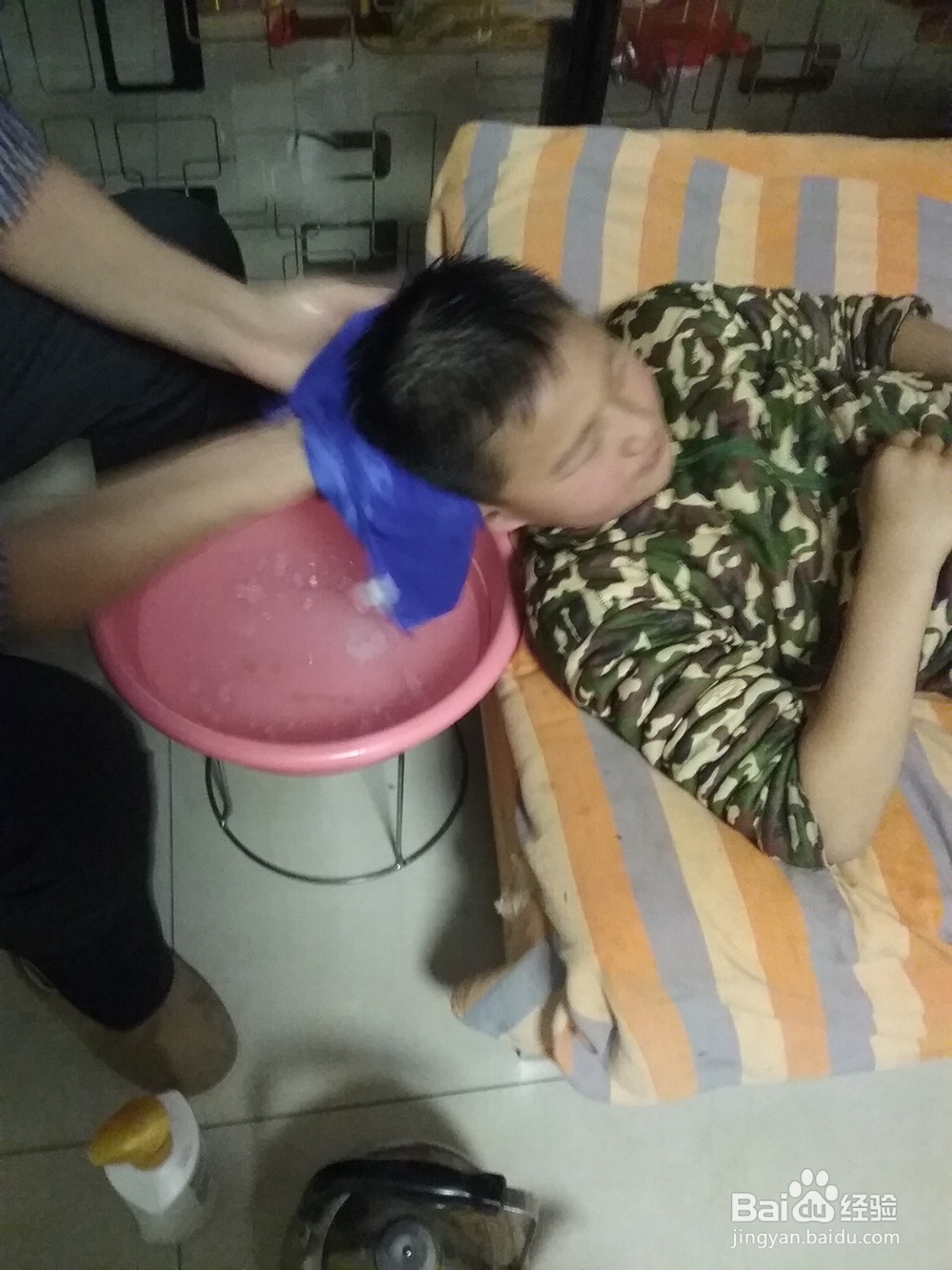 如何在家里给孩子舒服地洗头发