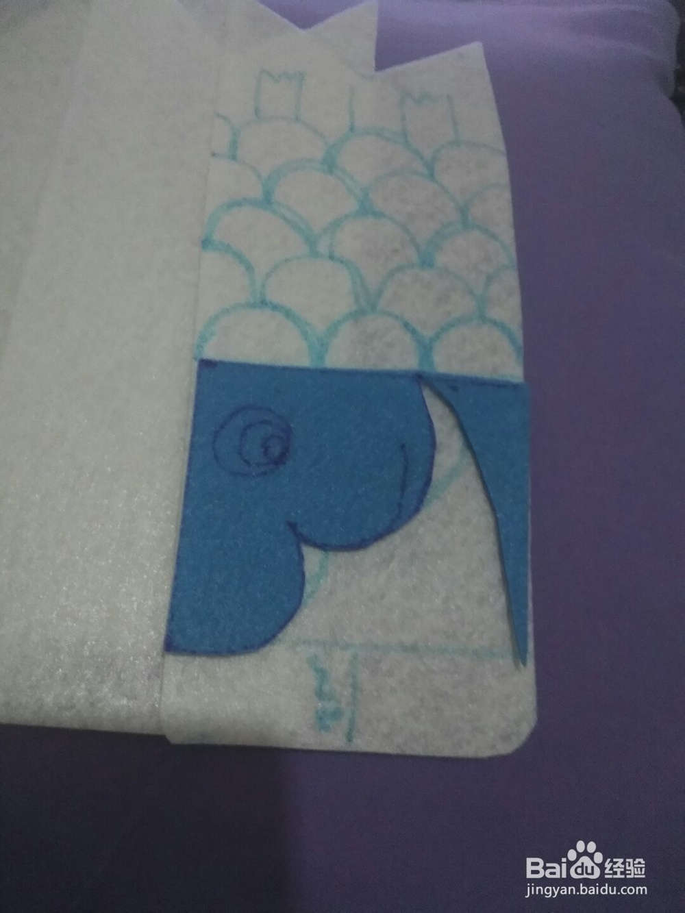 奶奶的巧手制作鲤鱼不织布笔袋