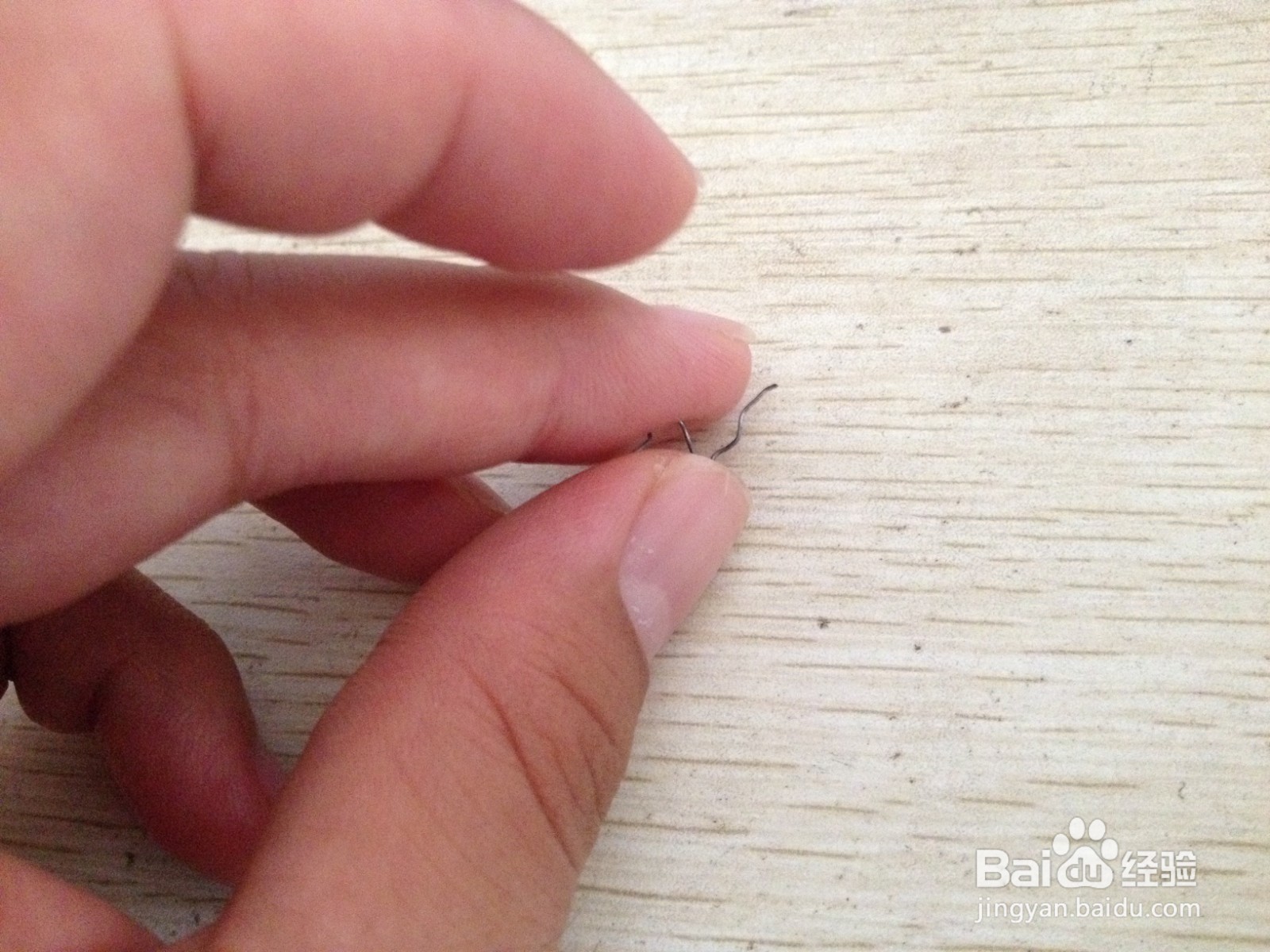 如何用一个小铁丝做钢笔的简易支架
