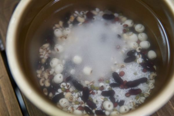 五谷杂粮莲子粥