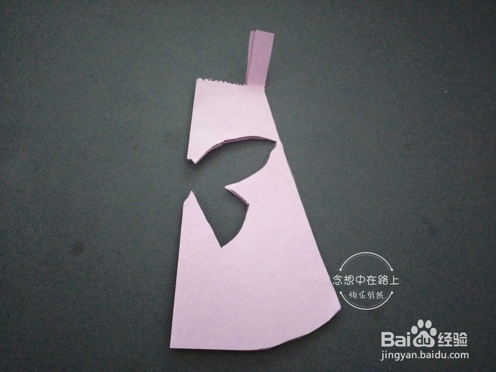 幼儿园小朋友学剪纸 背带裙