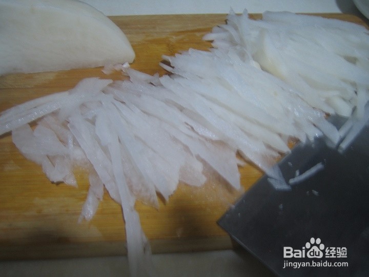 老年人怎样用刀来切白萝卜条