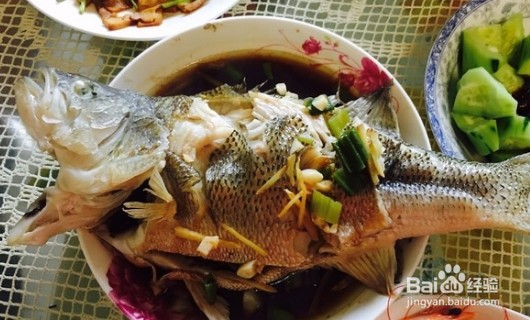 怎样在家自己做清蒸鲈鱼。