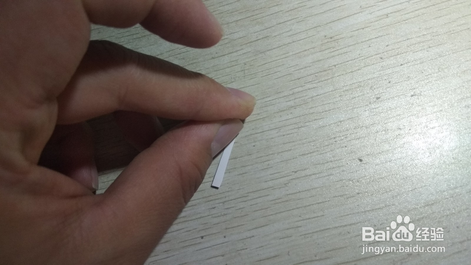 如何用细长的硬卡纸做有弧度的中性笔的支架