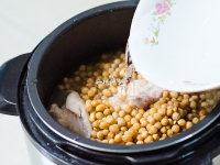 乐扣乐扣杯养生之秋享滋补汤品——黄豆猪蹄汤