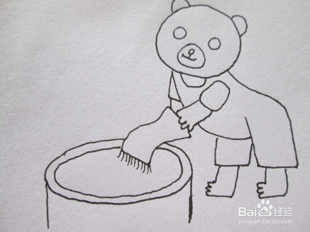 黑白线描画《勤劳的小熊》