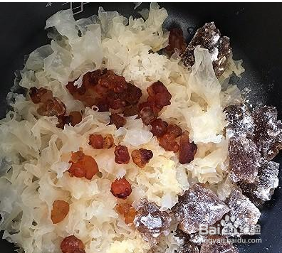 桃胶银耳红枣汤的做法