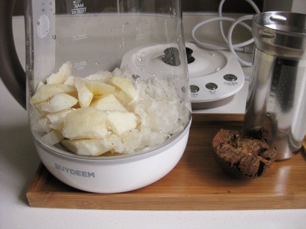 罗汉果银耳雪梨养生汤