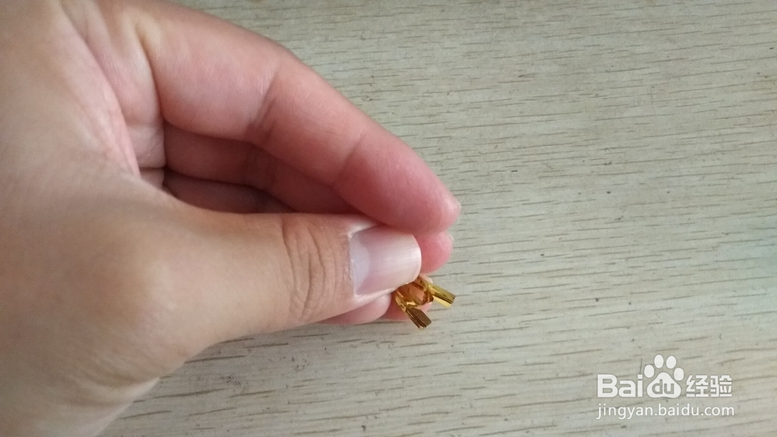 如何用一个面包袋绑绳做简易的手机的支架