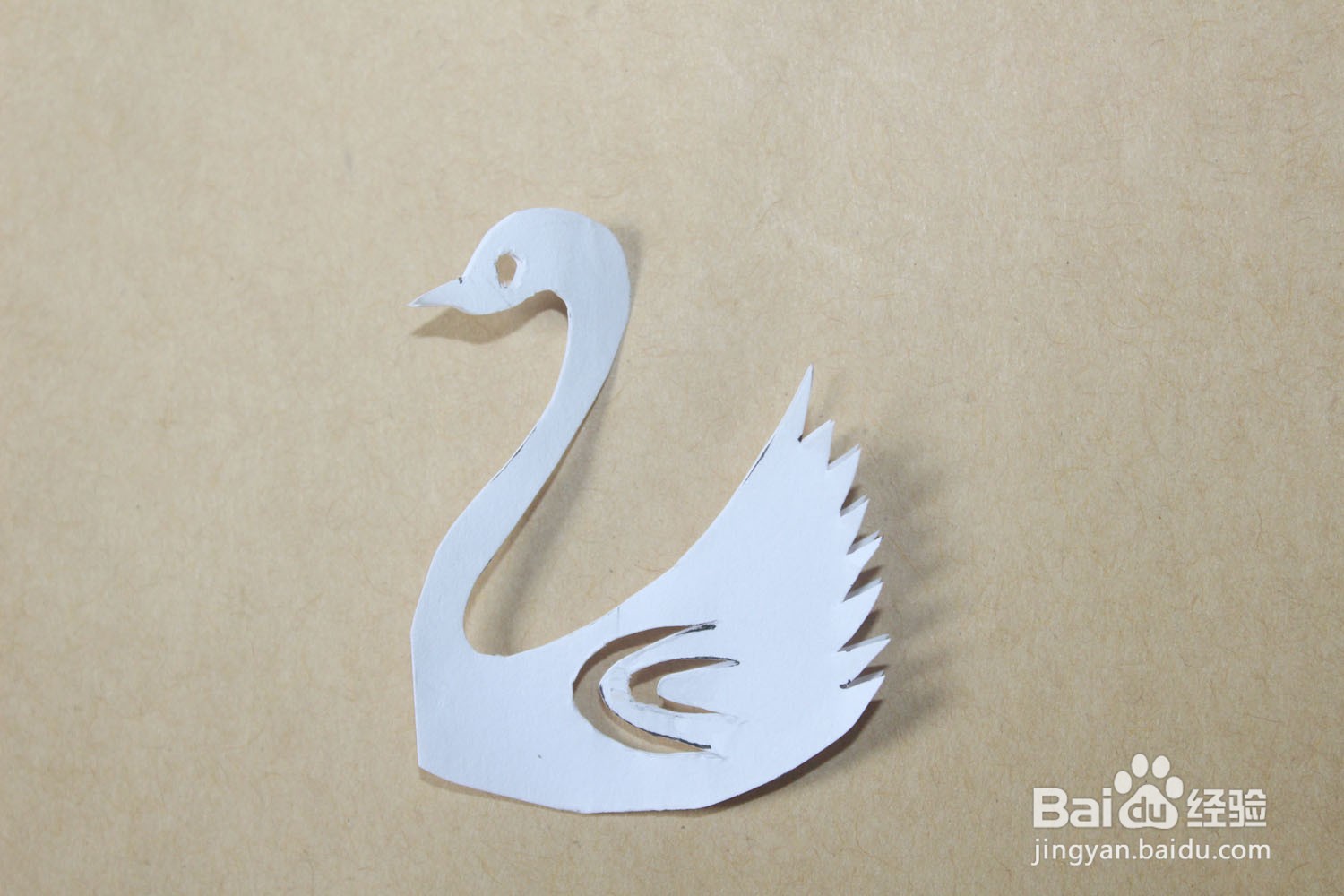 两只天鹅的剪纸方法