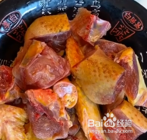 如何做东北名菜小鸡炖蘑菇呢