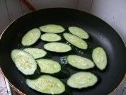 家常紫苏炒黄瓜（紫苏炒黄瓜的做法窍门）[图]