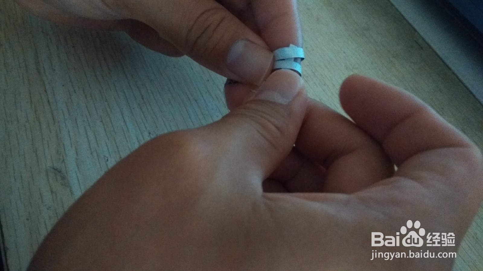 如何用一个细长的纸条做简易的钢笔的支架