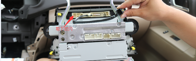 汉兰达10寸导航中控升级安装教程