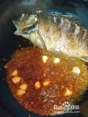 泡椒蒜子鲫鱼怎么做