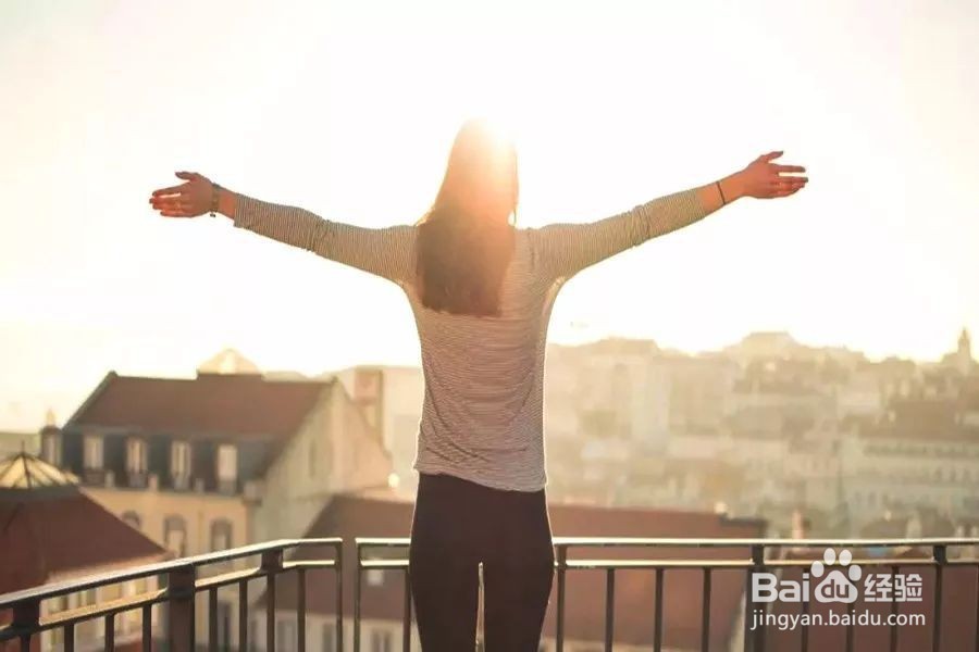 阳光照不到你的生活，微笑着才发现沿途开满花朵