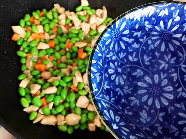 胡萝卜毛豆炒鸡丁