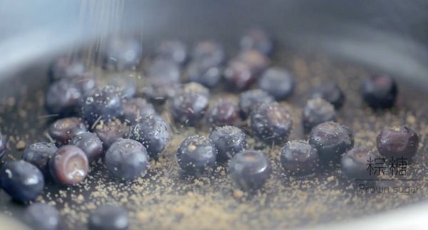奶酪蓝莓三明治、生菜沙拉、热可可