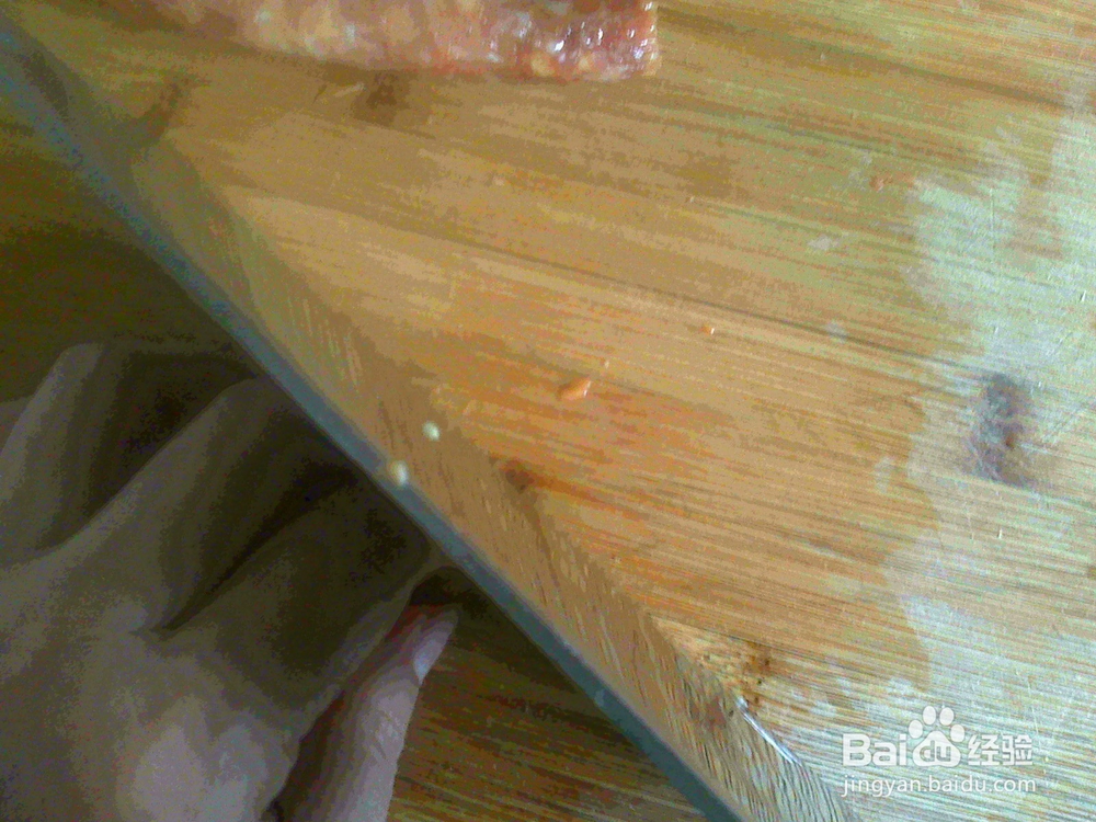 老年人怎样用刀来切腊肠片