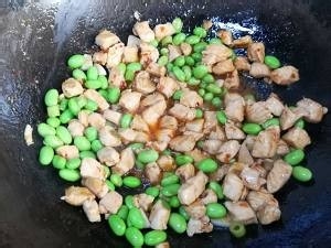 教你怎么做鸡胸肉炒毛豆