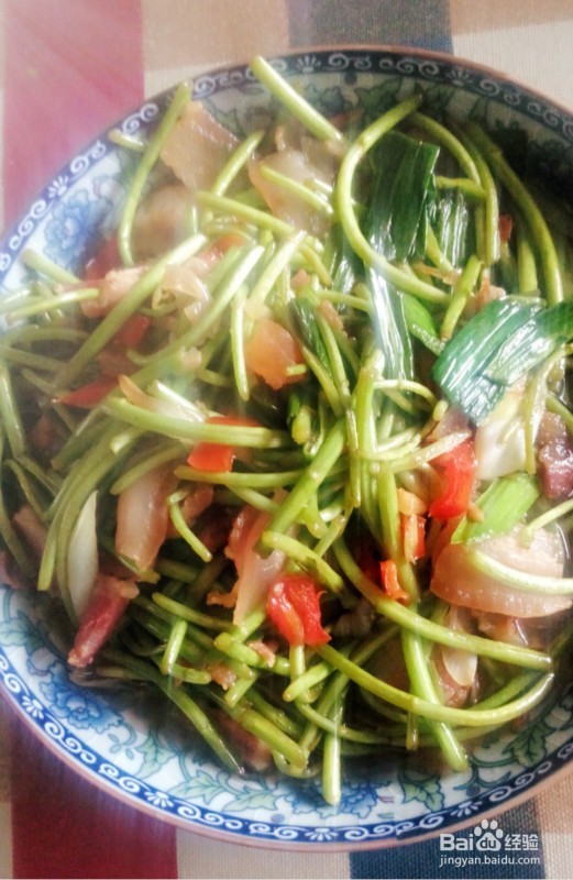 藜蒿炒腊肉简单又美味的做法