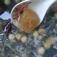 如何制作美味的银耳莲子甜汤