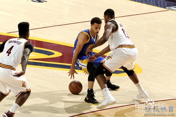 打篮球时有什么很棒的过人技巧