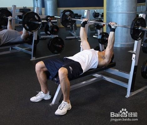 杠铃卧推的训练方法(健身对了吗)