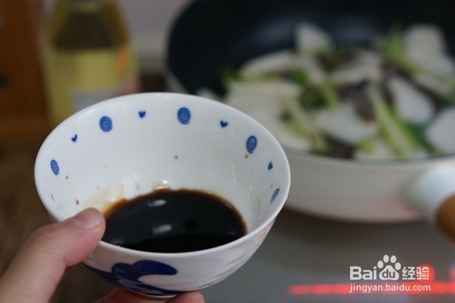 鹅胗芹菜炒年糕的做法