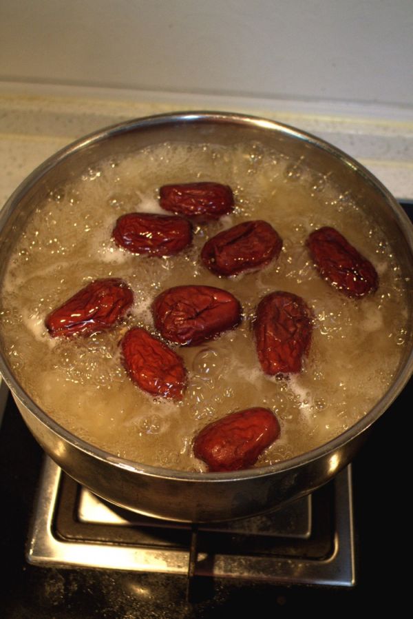 银耳红枣莲子羹
