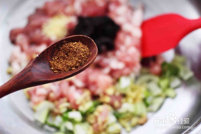 如何做出香味十足的猪肉白菜豆干馅饼