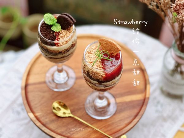 草莓酱奶酪三色木糠杯