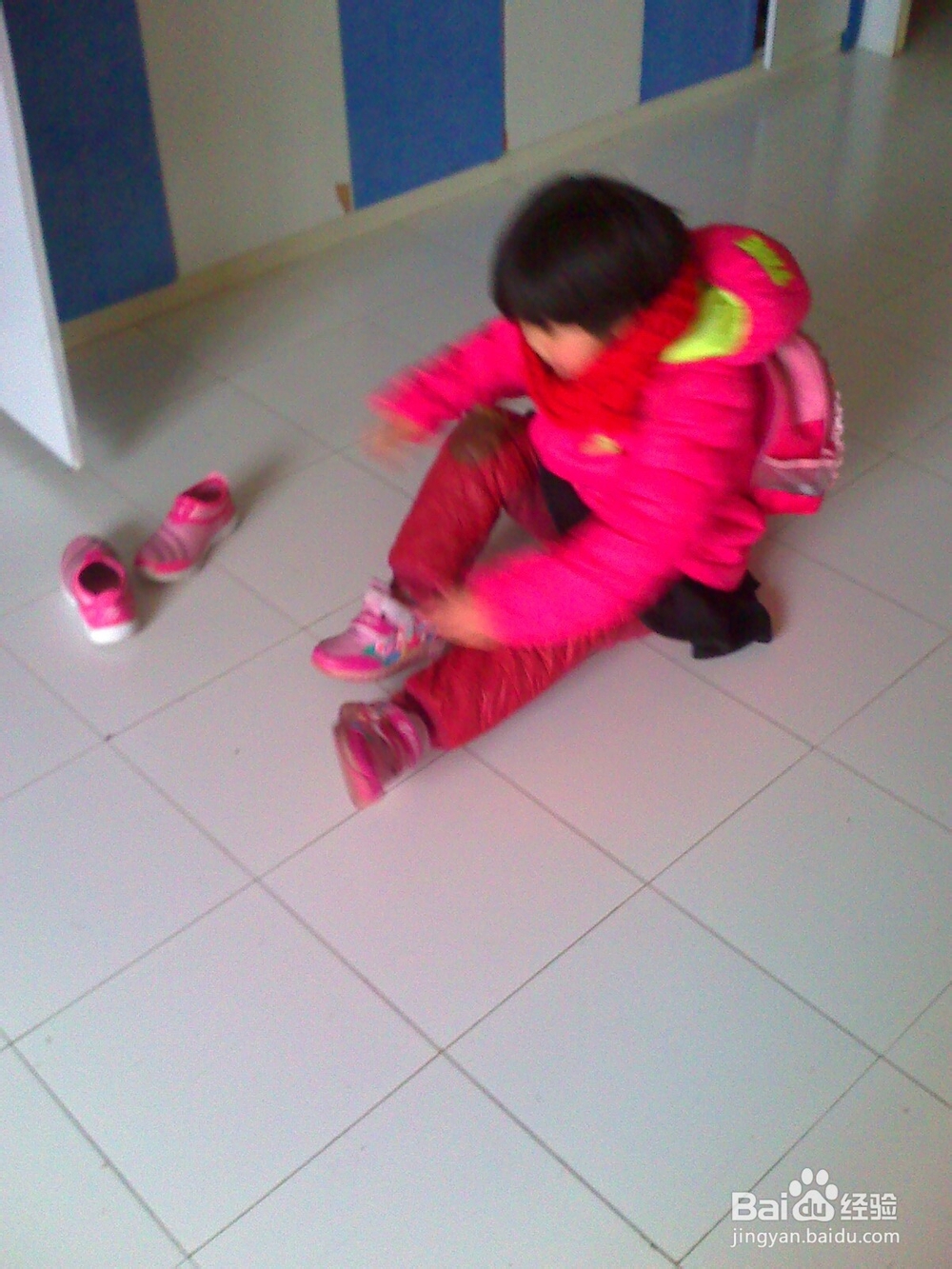 幼儿园的孩子要养成自理的习惯--穿鞋子