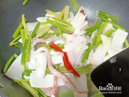 如何简单制作芹菜炒新鲜鱿鱼呢？