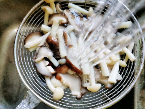 营养补钙番茄虾仁菌菇汤