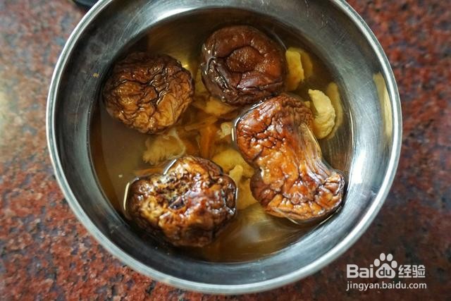 家庭自制蒸的腊味煲仔饭