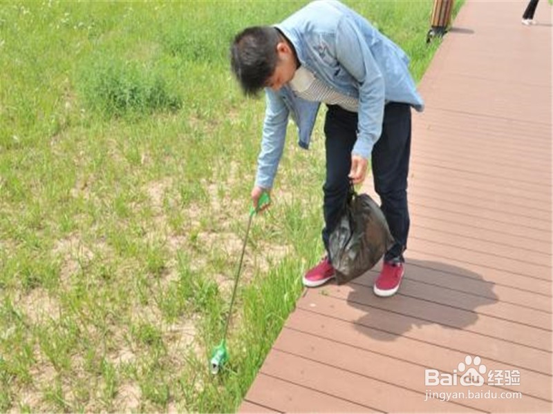 网红列车上踩座位拍照 怎样文明出行