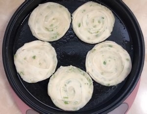 饺子皮做葱花小饼
