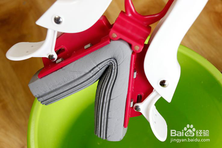 如何使用美丽雅飞翼拖把快速有效的拖地